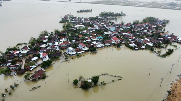 Đồng Nai trao 13,7 tỉ đồng hỗ trợ Đắk Lắk khắc phục hậu quả lũ lịch sử