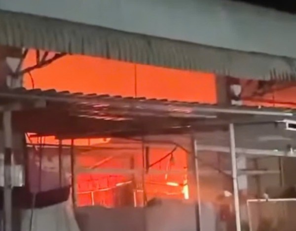 Đồng Tháp: Cháy chợ Bình Hàng Tây, 9 ki ốt bị thiêu rụi Đồng Tháp: Cháy chợ Bình Hàng Tây, 9 ki ốt bị thiêu rụi