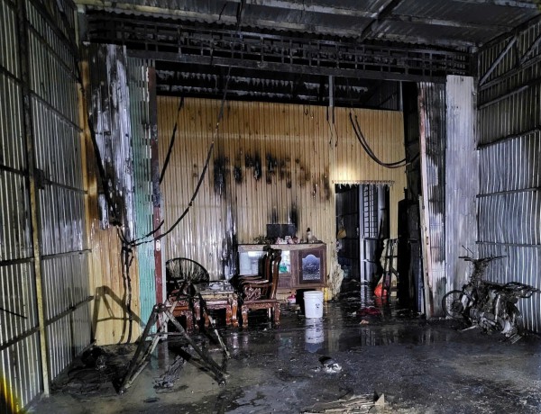 Đồng Tháp: Cháy đường dây trung thế, lửa lan sang 4 nhà dân Đồng Tháp: Cháy đường dây trung thế, lửa lan sang 4 nhà dân