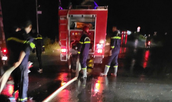 Đồng Tháp: Cháy đường dây trung thế, lửa lan sang 4 nhà dân Đồng Tháp: Cháy đường dây trung thế, lửa lan sang 4 nhà dân