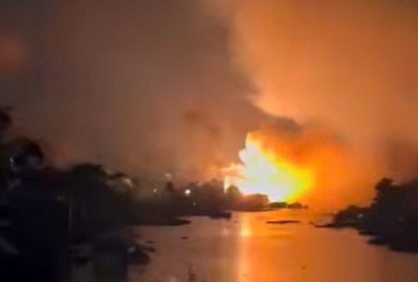 Đồng Tháp: Cháy đường dây trung thế, lửa lan sang 4 nhà dân Đồng Tháp: Cháy đường dây trung thế, lửa lan sang 4 nhà dân