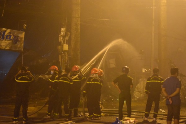 Đồng Tháp: Cháy lớn trong đêm, cửa hàng giày dép bị thiêu rụi