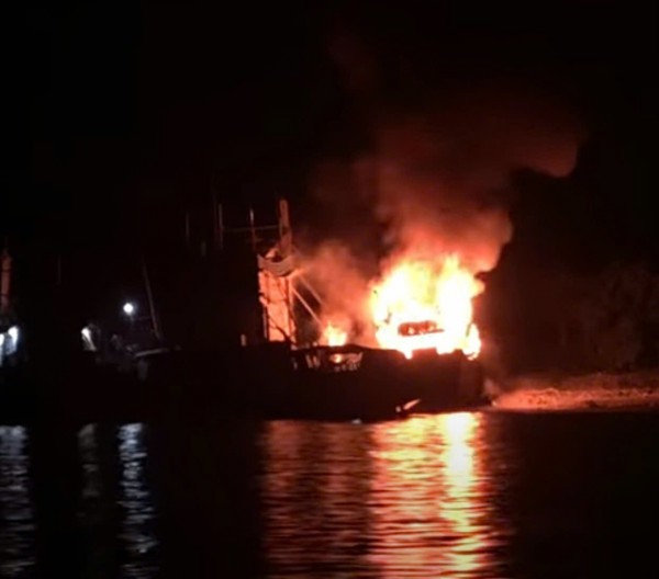 Đồng Tháp: Cháy tàu cá đang neo đậu Đồng Tháp: Cháy tàu cá đang neo đậu