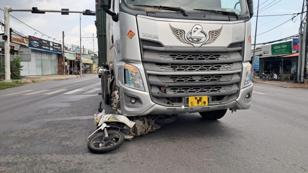 Đồng Tháp: Hai ông cháu may mắn thoát chết dưới gầm xe đầu kéo