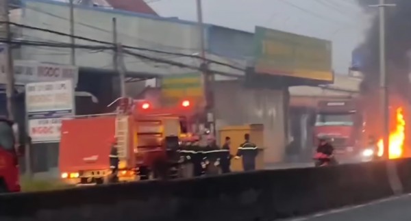 Đồng Tháp: Xe đầu kéo bốc cháy dữ dội trên quốc lộ 1