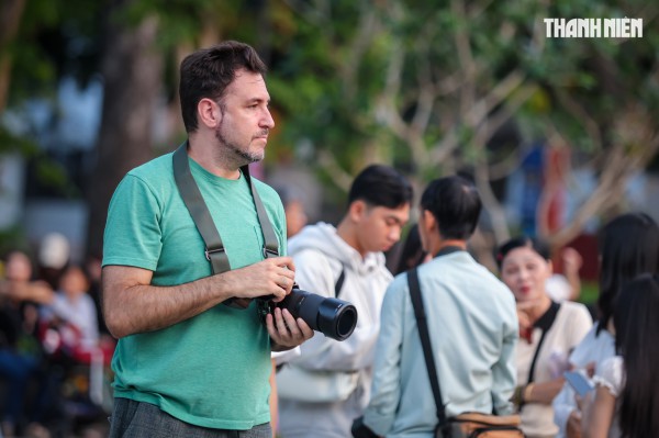 Đông đảo người dân TP.HCM đổ về công viên số 1 Lý Thái Tổ xem nhạc nước