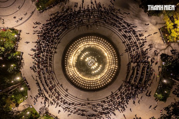 Đông đảo người dân TP.HCM đổ về công viên số 1 Lý Thái Tổ xem nhạc nước