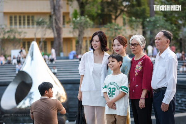 Đông đảo người dân TP.HCM đổ về công viên số 1 Lý Thái Tổ xem nhạc nước