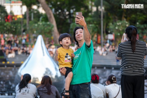 Đông đảo người dân TP.HCM đổ về công viên số 1 Lý Thái Tổ xem nhạc nước