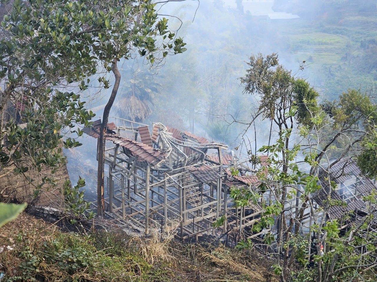 Đốt cỏ làm cháy khu homestay bỏ hoang ở Đà Lạt