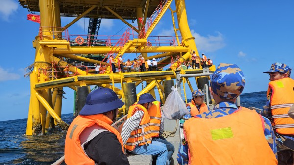 Đu dây lên nhà giàn DK1: Trải nghiệm không quên giữa trùng khơi