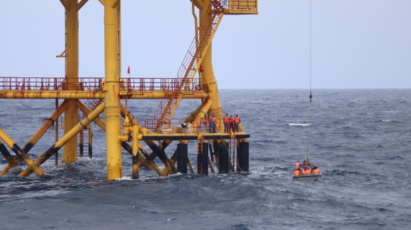 Đu dây lên nhà giàn DK1: Trải nghiệm không quên giữa trùng khơi