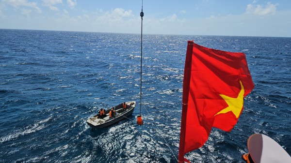 Đu dây lên nhà giàn DK1: Trải nghiệm không quên giữa trùng khơi