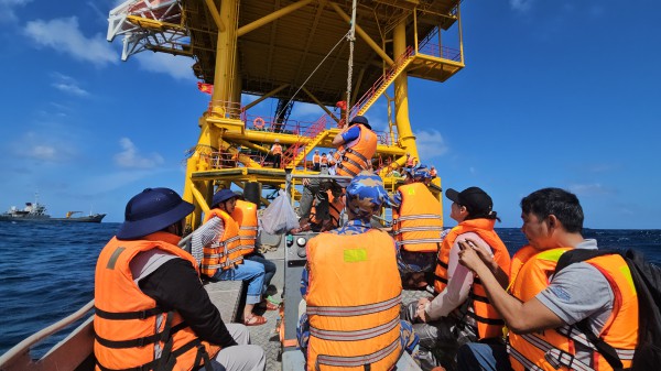 Đu dây lên nhà giàn DK1: Trải nghiệm không quên giữa trùng khơi