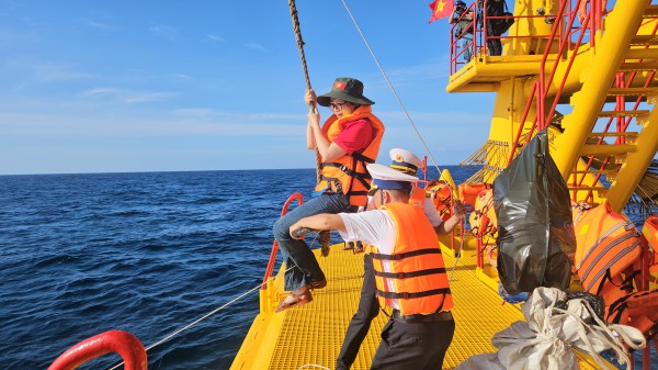 Đu dây lên nhà giàn DK1: Trải nghiệm không quên giữa trùng khơi