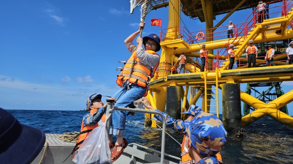 Đu dây lên nhà giàn DK1: Trải nghiệm không quên giữa trùng khơi