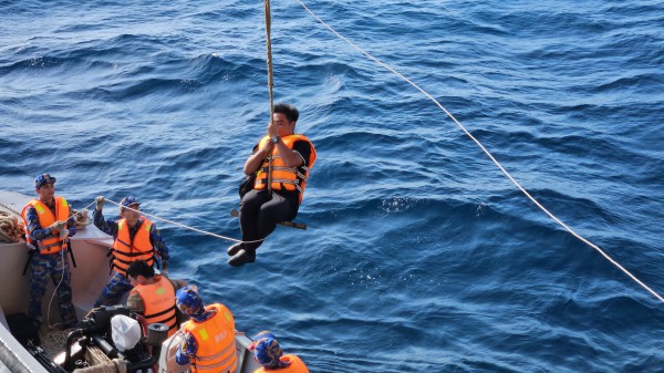 Đu dây lên nhà giàn DK1: Trải nghiệm không quên giữa trùng khơi