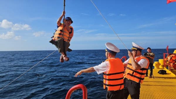 Đu dây lên nhà giàn DK1: Trải nghiệm không quên giữa trùng khơi