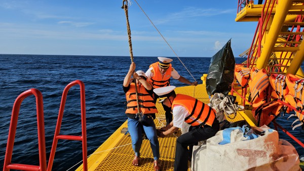 Đu dây lên nhà giàn DK1: Trải nghiệm không quên giữa trùng khơi
