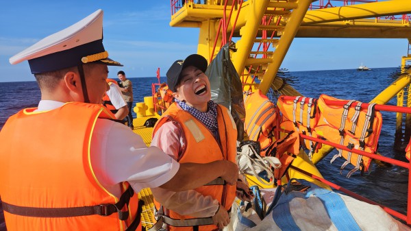 Đu dây lên nhà giàn DK1: Trải nghiệm không quên giữa trùng khơi