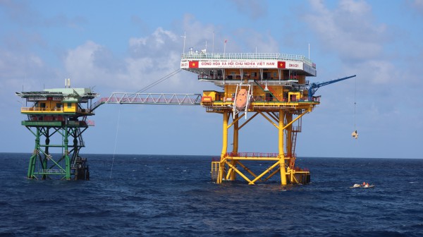 Đu dây lên nhà giàn DK1: Trải nghiệm không quên giữa trùng khơi