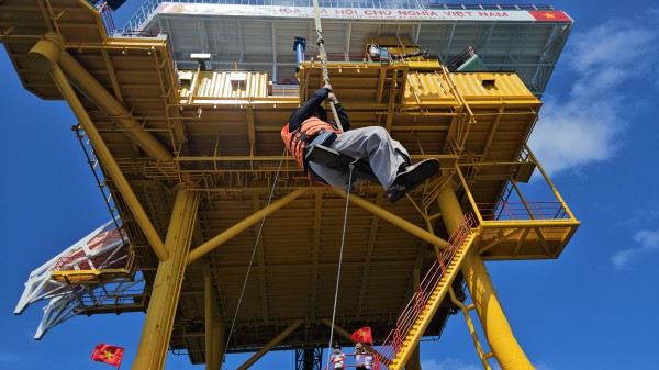 Đu dây lên nhà giàn DK1: Trải nghiệm không quên giữa trùng khơi