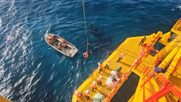 Đu dây lên nhà giàn DK1: Trải nghiệm không quên giữa trùng khơi