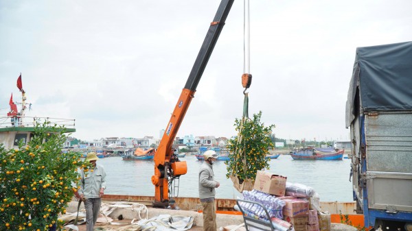 Đưa hàng Tết ra đảo Lý Sơn: Không để thiếu hụt nguồn hàng phục vụ người dân