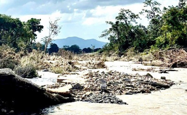 Đường bị lũ cuốn trôi, hơn 1.100 người dân phía tây Gia Lai bị cô lập Đường bị lũ cuốn trôi, hơn 1.100 người dân phía tây Gia Lai bị cô lập