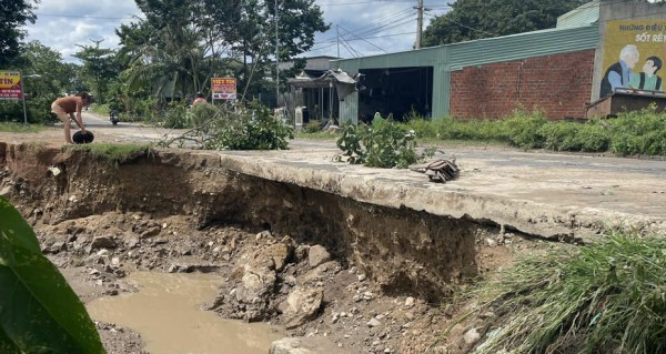 Đường bị lũ cuốn trôi, hơn 1.100 người dân phía tây Gia Lai bị cô lập Đường bị lũ cuốn trôi, hơn 1.100 người dân phía tây Gia Lai bị cô lập