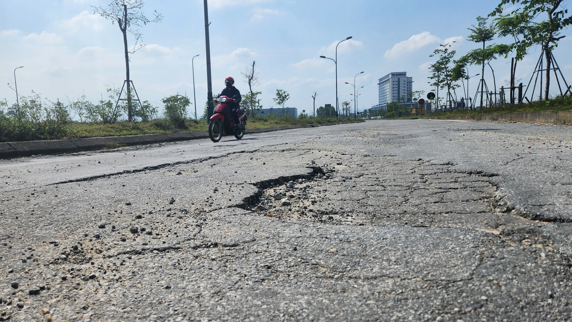 Đường hơn trăm tỉ ở cửa ngõ TP.Hà Tĩnh xuống cấp nghiêm trọng