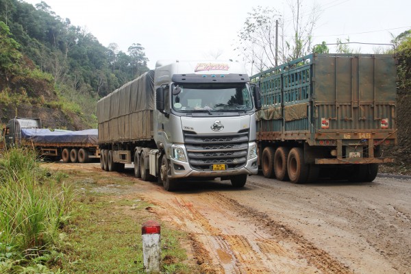 Đường lên cửa khẩu quốc tế Nam Giang ‘nát như tương’: Đề xuất cấm xe chở quặng 48 tấn