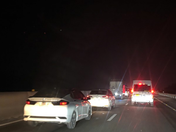 Đường miền Tây về TP.HCM kẹt xe nghiêm trọng, di chuyển 200 km mất hơn 8 tiếng Đường miền Tây về TP.HCM kẹt xe nghiêm trọng, di chuyển 200 km mất hơn 8 tiếng