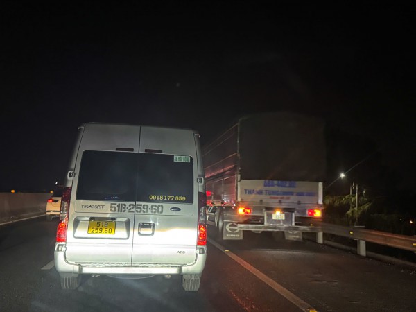 Đường miền Tây về TP.HCM kẹt xe nghiêm trọng, di chuyển 200 km mất hơn 8 tiếng Đường miền Tây về TP.HCM kẹt xe nghiêm trọng, di chuyển 200 km mất hơn 8 tiếng