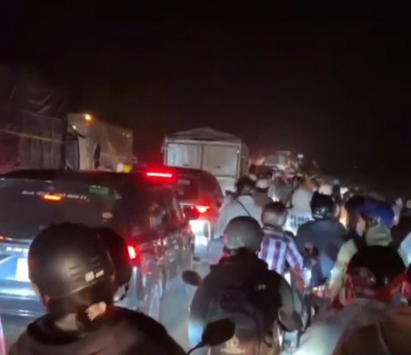 Đường miền Tây về TP.HCM kẹt xe nghiêm trọng, di chuyển 200 km mất hơn 8 tiếng Đường miền Tây về TP.HCM kẹt xe nghiêm trọng, di chuyển 200 km mất hơn 8 tiếng