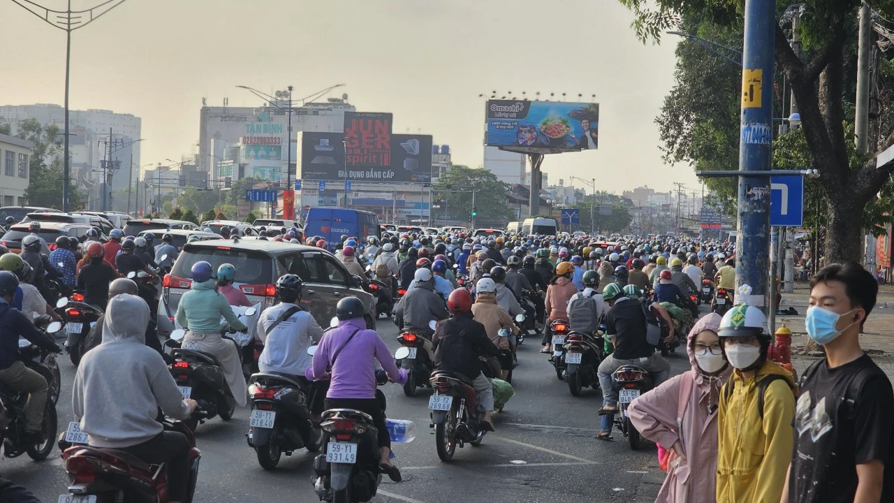 Đường phố TP.HCM kẹt xe ngày đầu tuần: Nhiều người choáng ngợp