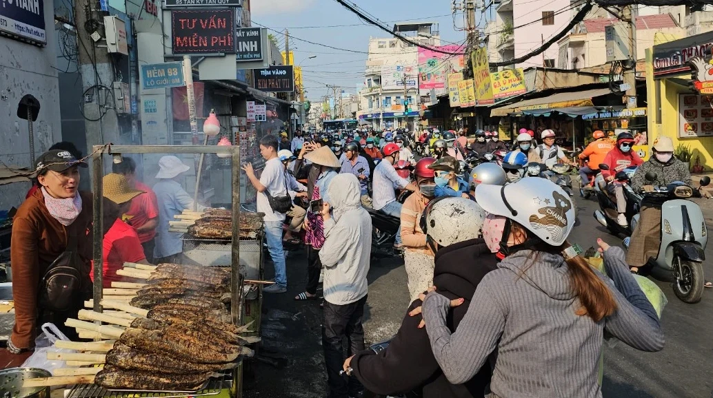 Đường phố TP.HCM kẹt xe ngày đầu tuần: Nhiều người choáng ngợp