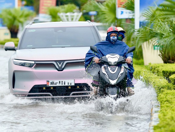 Đường phố Thanh Hóa ngập trong 'biển nước' sau bão số 5 Đường phố Thanh Hóa ngập trong 'biển nước' sau bão số 5