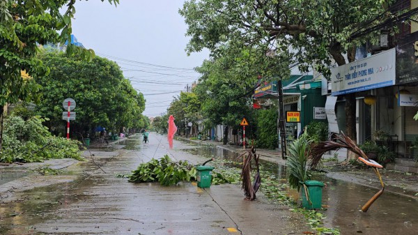 Đường phố Đồng Hới ngổn ngang, cây đổ mái tôn bay sau bão số 10 Đường phố Đồng Hới ngổn ngang, cây đổ mái tôn bay sau bão số 10