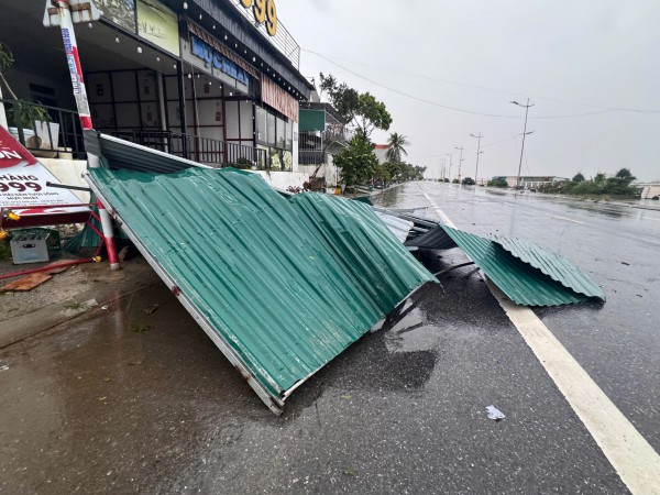 Đường phố Đồng Hới ngổn ngang, cây đổ mái tôn bay sau bão số 10 Đường phố Đồng Hới ngổn ngang, cây đổ mái tôn bay sau bão số 10