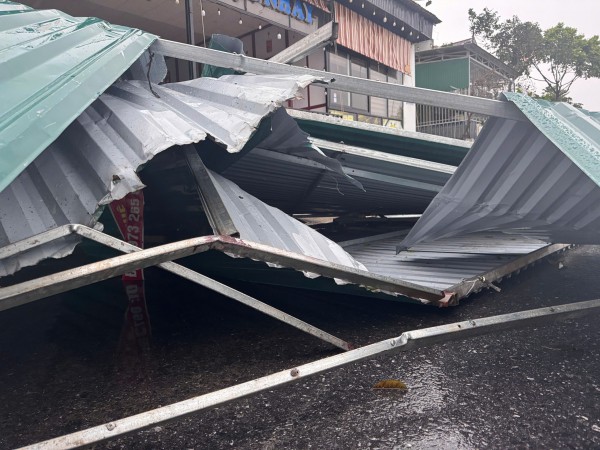 Đường phố Đồng Hới ngổn ngang, cây đổ mái tôn bay sau bão số 10 Đường phố Đồng Hới ngổn ngang, cây đổ mái tôn bay sau bão số 10