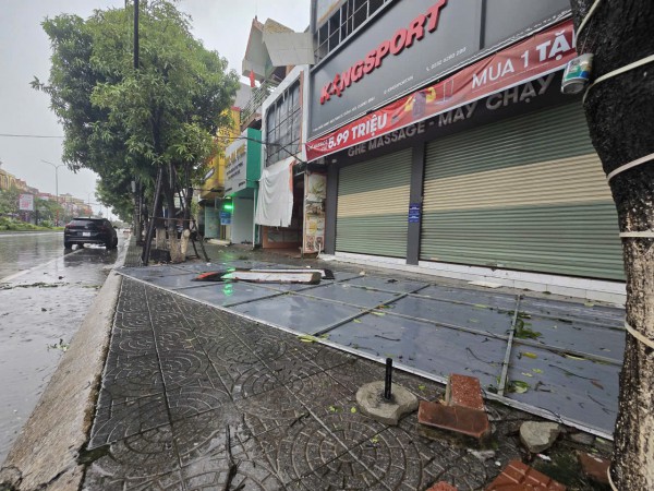 Đường phố Đồng Hới ngổn ngang, cây đổ mái tôn bay sau bão số 10 Đường phố Đồng Hới ngổn ngang, cây đổ mái tôn bay sau bão số 10