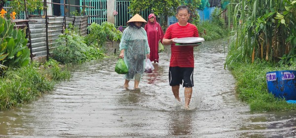 Đường số 2 xã Tân Vĩnh Lộc, dân khốn khổ vì nước ngập triền miên Đường số 2 xã Tân Vĩnh Lộc, dân khốn khổ vì nước ngập triền miên