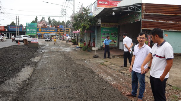 'Đường tránh' Đồng Xoài được sửa chữa sau phản ánh của Báo Thanh Niên 'Đường tránh' Đồng Xoài được sửa chữa sau phản ánh của Báo Thanh Niên