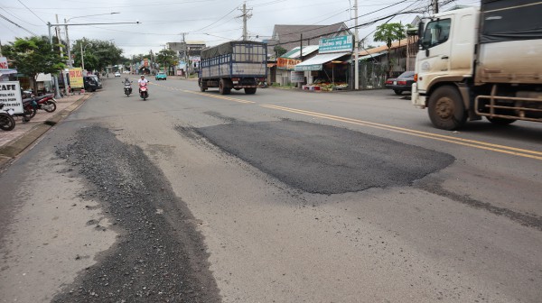 'Đường tránh' Đồng Xoài được sửa chữa sau phản ánh của Báo Thanh Niên 'Đường tránh' Đồng Xoài được sửa chữa sau phản ánh của Báo Thanh Niên