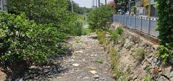 Ô nhiễm kênh 19 Tháng 5 ở TP.HCM: Rác thải bủa vây, nước đen bốc mùi thối Ô nhiễm kênh 19 Tháng 5 ở TP.HCM: Rác thải bủa vây, nước đen bốc mùi thối