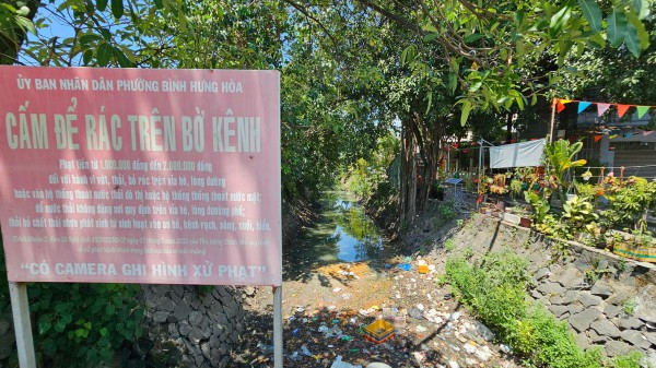 Ô nhiễm kênh 19 Tháng 5 ở TP.HCM: Rác thải bủa vây, nước đen bốc mùi thối Ô nhiễm kênh 19 Tháng 5 ở TP.HCM: Rác thải bủa vây, nước đen bốc mùi thối