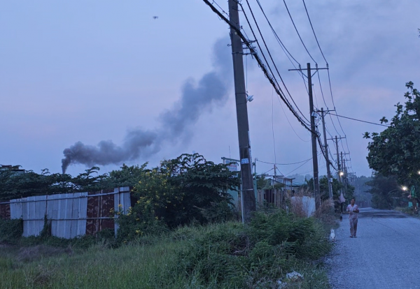 Ô nhiễm khói bụi ở P.Tân Tạo A, Q.Bình Tân: 'Hít vào trong mũi nó đen xì'
