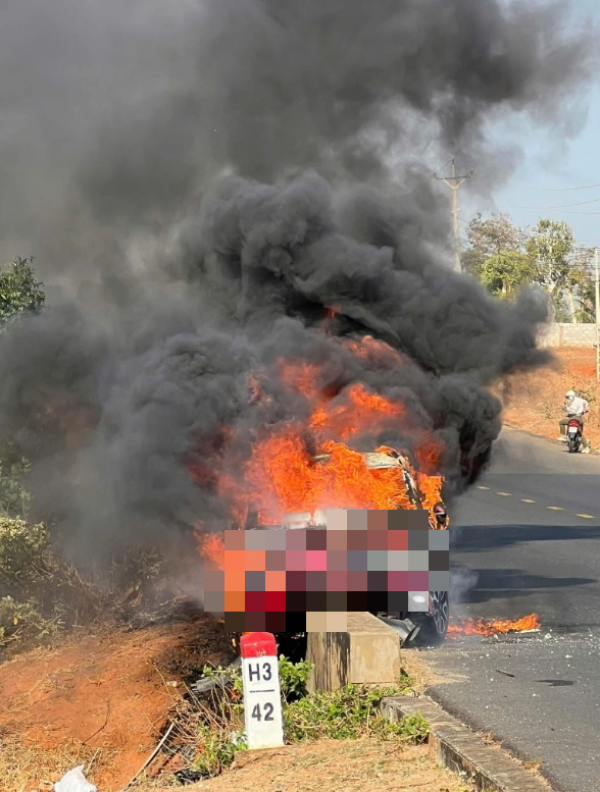 Ô tô bốc cháy dữ dội khi đang chạy trên tuyến đường du lịch ven biển Lâm Đồng