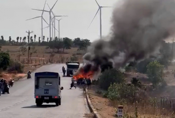 Ô tô bốc cháy dữ dội khi đang chạy trên tuyến đường du lịch ven biển Lâm Đồng